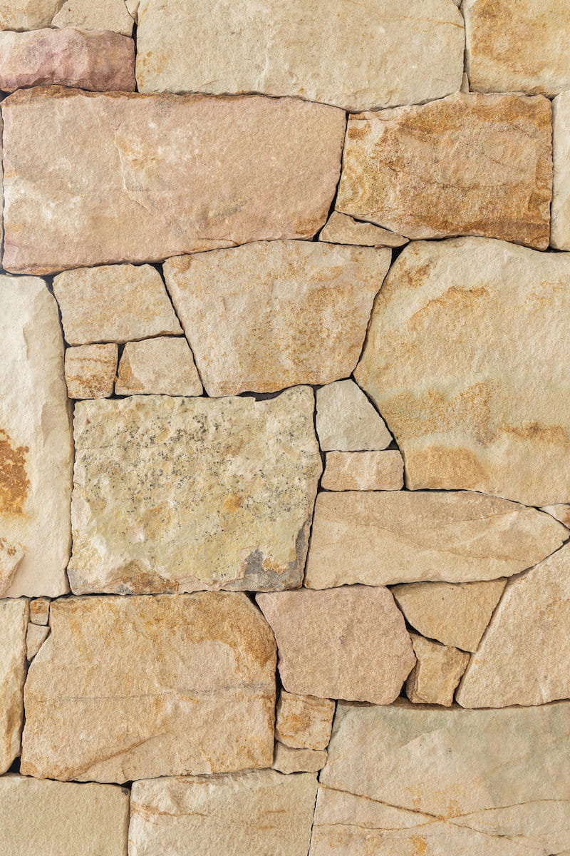 Habillage mural en pierre naturelle fait par Stone Style, nom du produit : Santorini